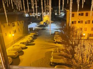 een rij geparkeerde auto's op een parkeerplaats 's nachts bij Dúplex la Molina in La Molina