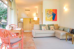 ein Wohnzimmer mit einem Sofa und einem Tisch in der Unterkunft Liiiving in Porto | Oporto Garden Pool House in Porto