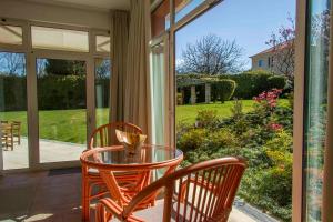 Um jardim em Liiiving in Porto | Oporto Garden Pool House