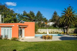 ein Haus mit einem Pool neben einem Hof in der Unterkunft Liiiving in Porto | Oporto Garden Pool House in Porto