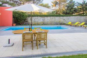 A piscina localizada em Liiiving in Porto | Oporto Garden Pool House ou nos arredores