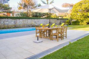 A piscina localizada em Liiiving in Porto | Oporto Garden Pool House ou nos arredores