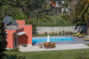 A piscina localizada em Liiiving in Porto | Oporto Garden Pool House ou nos arredores