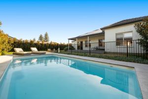 una piscina nel cortile di una casa di Seaside on Swan - Nespresso Beach Wifi a Grange