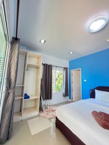 Postel nebo postele na pokoji v ubytování Maenam Villa Hotel