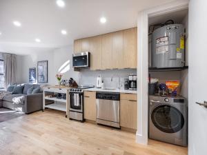 ブルックリンにあるThree-Bedroom Condo next to Bedford Ave L Subwayのキッチン(ステンレス製の電化製品付)、リビングルーム