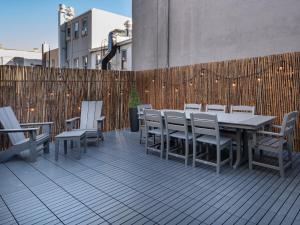 ブルックリンにあるThree-Bedroom Condo next to Bedford Ave L Subwayのパティオ(テーブル、椅子、フェンス付)