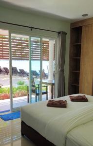 Postel nebo postele na pokoji v ubytování Maenam Villa Hotel