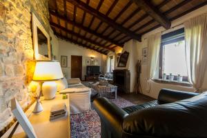 a living room with a couch and a table at Le Bumbarelle in Tavoleto