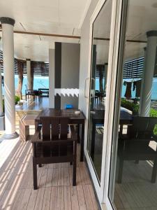 Balkón nebo terasa v ubytování Maenam Villa Hotel