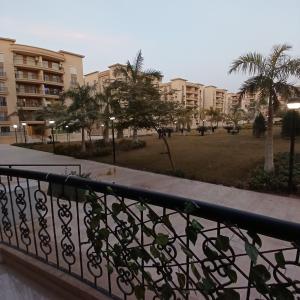 Vom Balkon eines Apartments genießen Sie Parkblick. in der Unterkunft Fabulous apartment near Gate 20 - El Rehab in Kairo