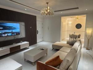 TV a/nebo společenská místnost v ubytování Grandwest Apartment Ajah