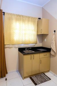 Kuchyň nebo kuchyňský kout v ubytování Be2Be One-Bedroom Apartment Paramaribo Noord