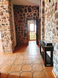 a room with a stone wall and a table at Cabañas calpulalpan de paso in San Cristóbal Zacacalco