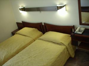Postel nebo postele na pokoji v ubytování Claridge Hotel