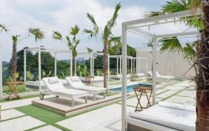 Zahrada ubytování Signature Studio Apartment with Jacuzzi at Art Deco By Travelio