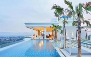 Bazén v ubytování Signature Studio Apartment with Jacuzzi at Art Deco By Travelio nebo v jeho okolí