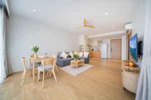 Ruang duduk di Laguna Beachside 1 bedroom apartment 2 minutes from the beach