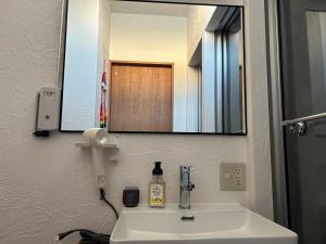 Ein Badezimmer in der Unterkunft グッドラックスタービーチ