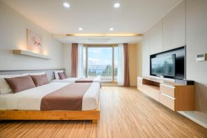 TV a/nebo společenská místnost v ubytování Jeju M Resort