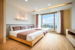 Postel nebo postele na pokoji v ubytování Jeju M Resort