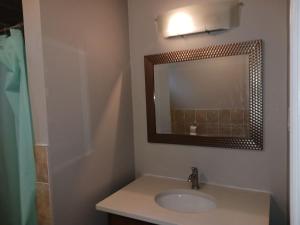 Phòng tắm tại CheapSleep Room Near Kitchener Airport- 24X7 Checkin