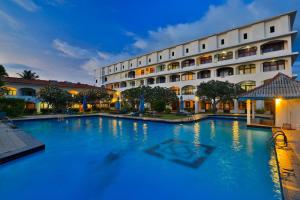 Hồ bơi trong/gần Hotel Lanka Super Corals