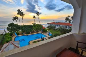Hồ bơi trong/gần Hotel Lanka Super Corals