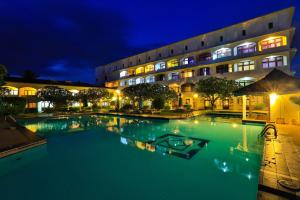 Hồ bơi trong/gần Hotel Lanka Super Corals