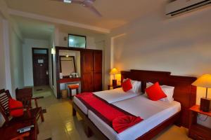 Giường trong phòng chung tại Hotel Lanka Super Corals
