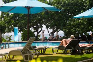 Hồ bơi trong/gần Hotel Lanka Super Corals