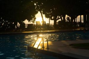 Hồ bơi trong/gần Hotel Lanka Super Corals