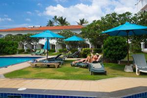 Hồ bơi trong/gần Hotel Lanka Super Corals