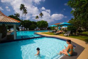 Hồ bơi trong/gần Hotel Lanka Super Corals