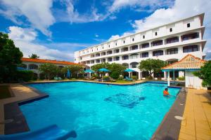 Hồ bơi trong/gần Hotel Lanka Super Corals