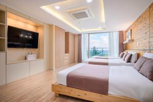 Postel nebo postele na pokoji v ubytování Jeju M Resort