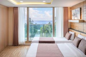 Postel nebo postele na pokoji v ubytování Jeju M Resort