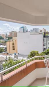 ブカラマンガにある2 Bedroom 2 Bathroom Cabecera del Llano Doormanの市街の景色を望むバルコニー(椅子付)