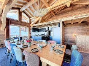 ein Esszimmer mit einem langen Tisch und Stühlen in der Unterkunft Chalet de luxe près des pistes avec spa, sauna et parking - FR-1-267-303 in Villarembert + 11 Fotos