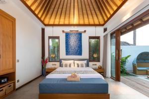 Voodi või voodid majutusasutuse The Calm Ubud - 1BR Romance Villa with Rice Field View toas