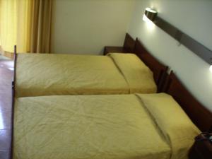 Postel nebo postele na pokoji v ubytování Claridge Hotel