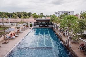 Bazén v ubytování Ray Hotel Buriram nebo v jeho okolí