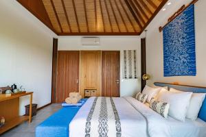 Voodi või voodid majutusasutuse The Calm Ubud - 1BR Romance Villa with Rice Field View toas
