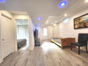 Posezení v ubytování Cozy Walkout Suite
