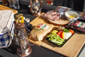 einem Holztisch mit Essen und einem Teller Essen in der Unterkunft グッドラックスタービーチ in Hamada