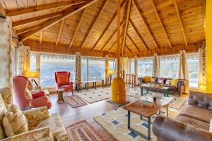 Khu vực ghế ngồi tại ELIVAAS Mystwood 3 BHK Hilltop Retreat