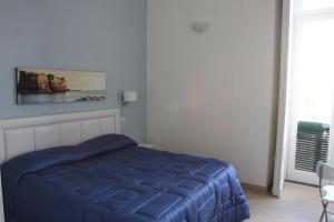 ナポリにあるBase Napoli Mergellinaのベッドルーム1室(青いベッド1台付)