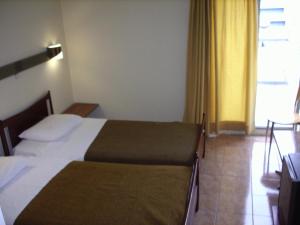 Postel nebo postele na pokoji v ubytování Claridge Hotel