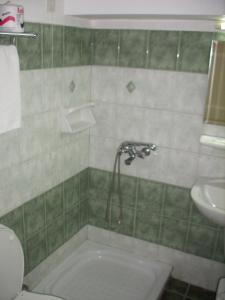 Kúpeľňa v ubytovaní Claridge Hotel