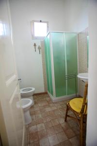 パトゥにあるParadiseのバスルーム(トイレ、シャワー、シンク付)